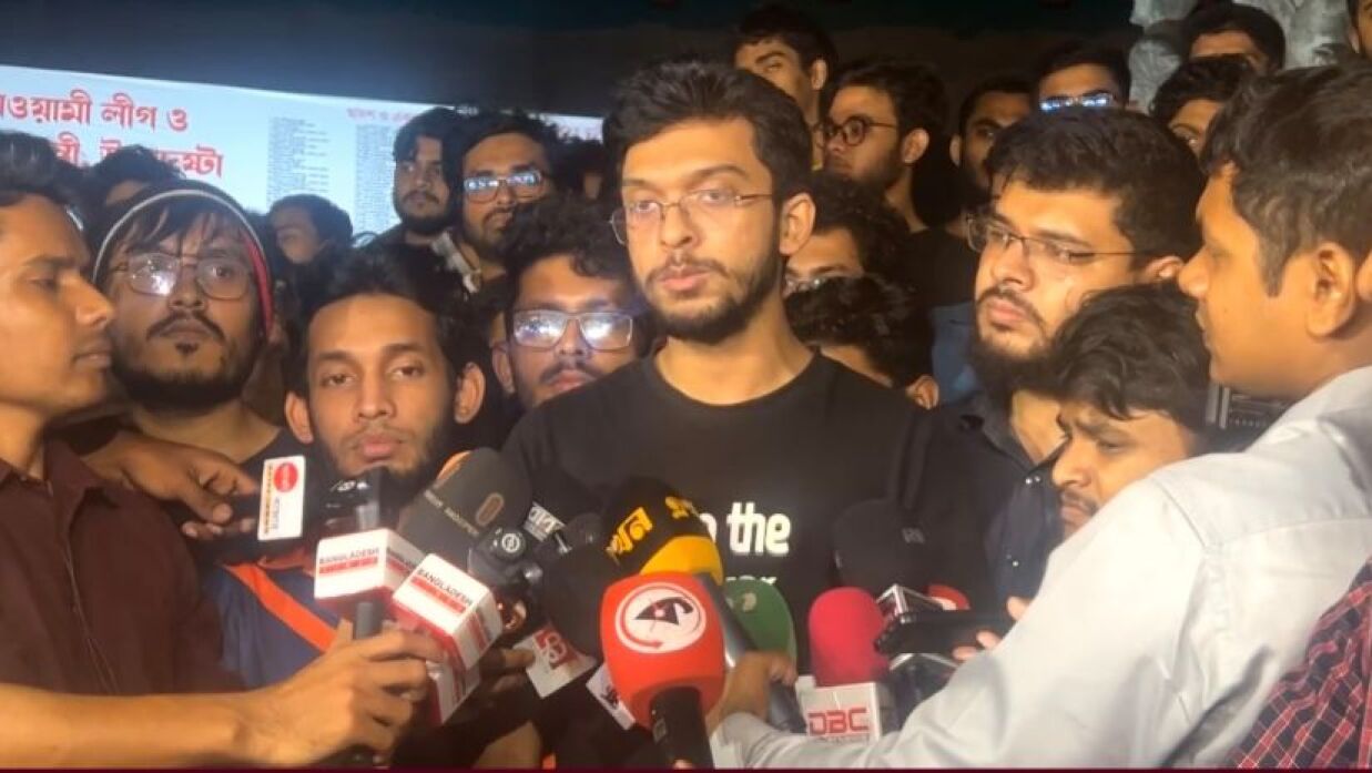 মধ্যরাতে বুয়েট ক্যাম্পাসে শিক্ষার্থীদের বিক্ষোভ মিছিল